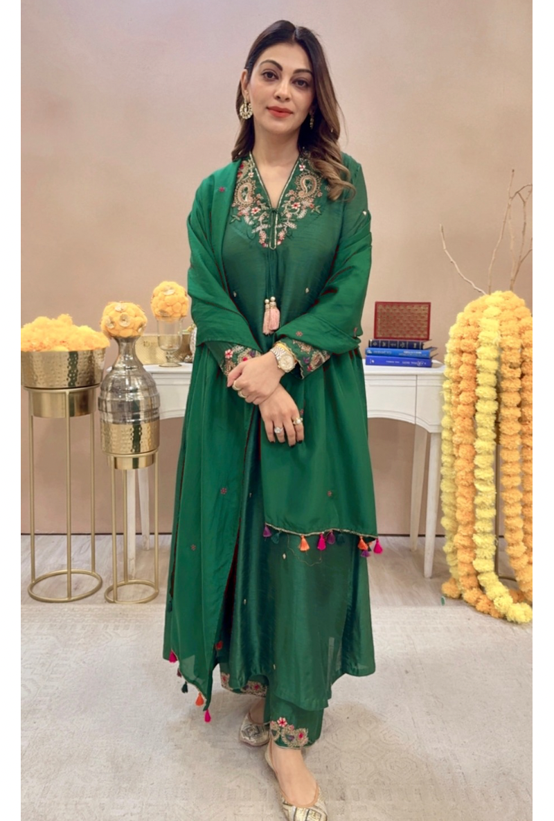 Meghna Nayyar In Green V Neck Pocket Paisley Adhira Kurta Set