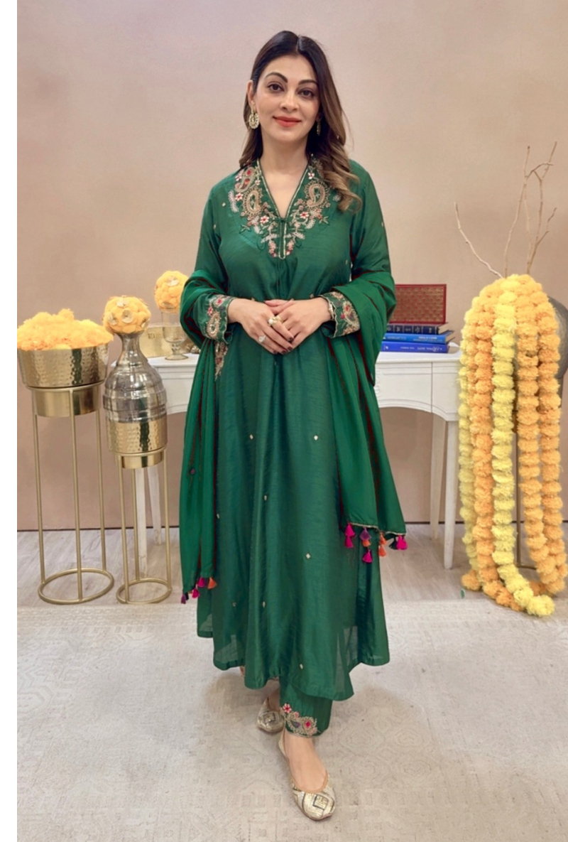 Meghna Nayyar In Green V Neck Pocket Paisley Adhira Kurta Set