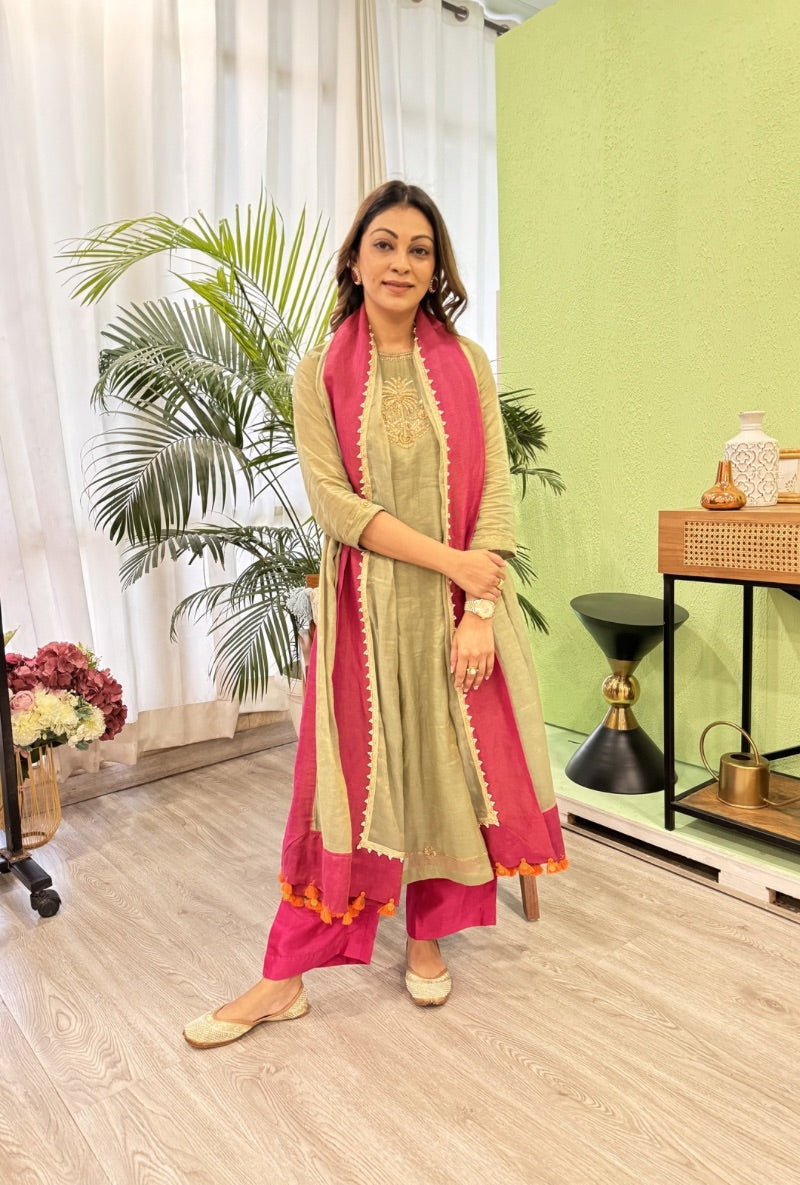 Meghna Nayyar In Pista Green Single Palm Motif Kurta Set